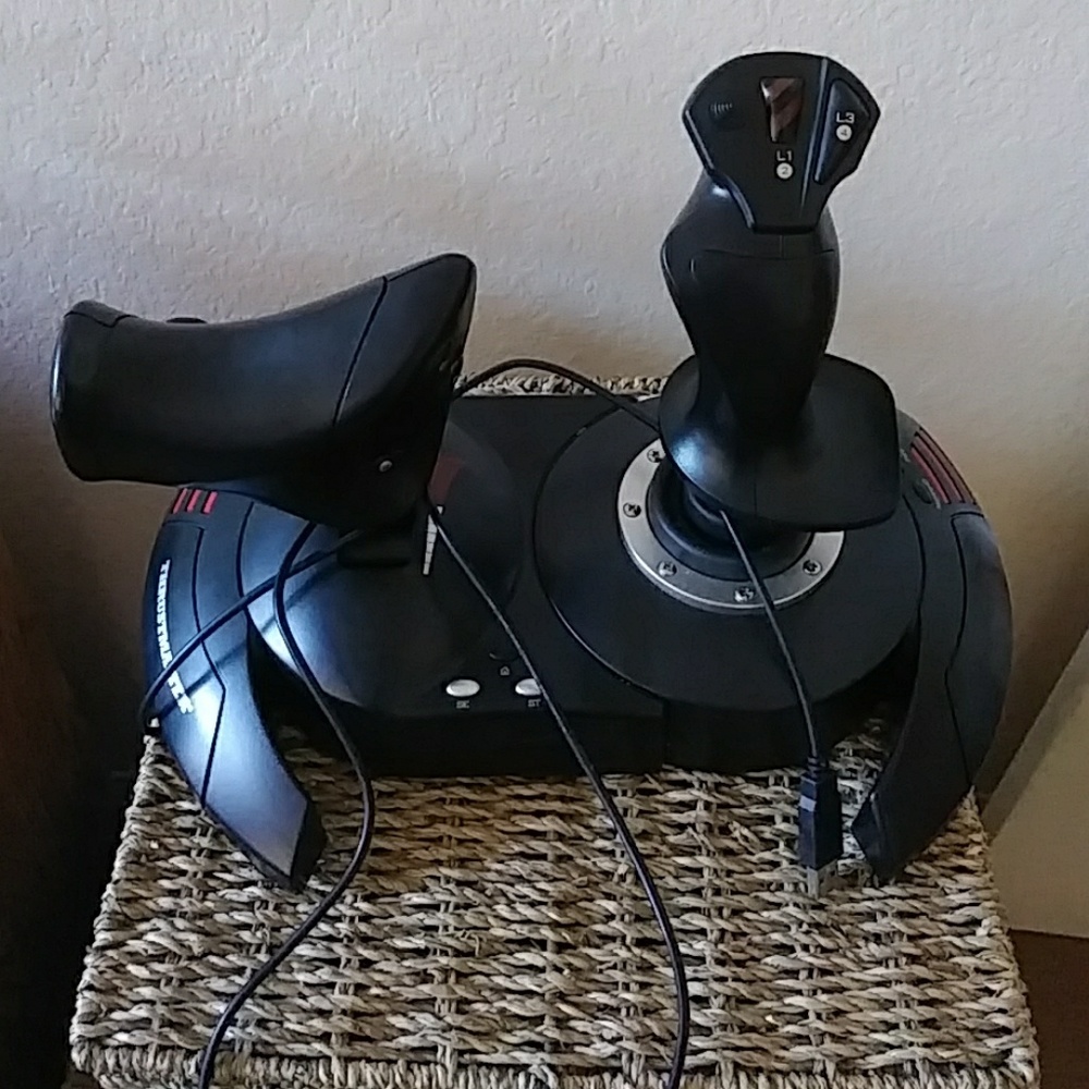 Thrustmaster Horas - X (PC) fight.